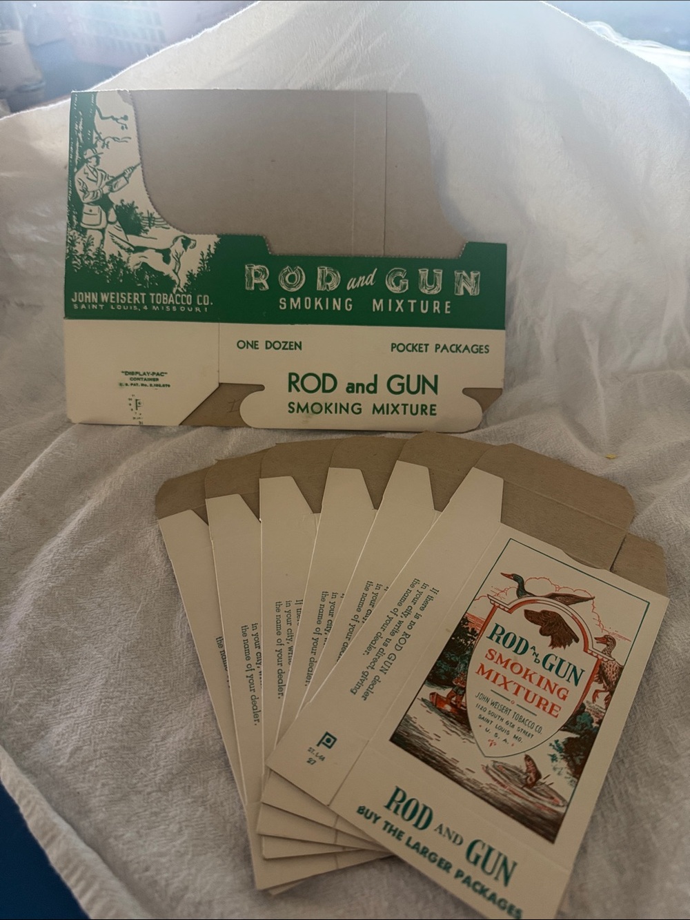 Rod and Gun Smoking Mixture Pocket Packages - Green & Cream Vintage Box